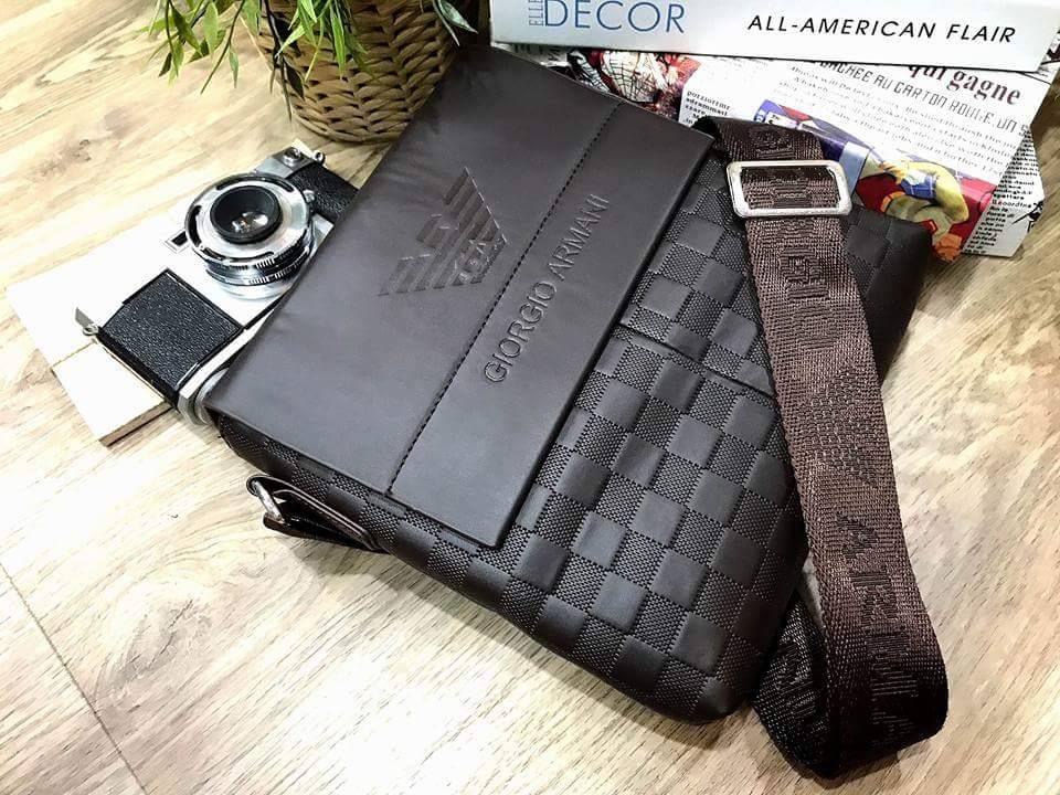 GIORGIO ARMANI CROSSBODY BAG Limited Edition จาก GIORGIO ARMANI JEANS เปิดปิดด้วยฝาปิดแม่เหล็กพร้อมซิปสะดวกใช้ ด้านหน้า ปั๊มโลโก้ และมีช่องใส่ของ ด้านหลังมีช่องซิป ขนาด กำลังดี น้ำหนักเบา กันน้ำ ใส่ ipad, กระเป๋าสตางค์ใบยาว, กล้อง, มือถือ และของใช้ได้เยอะ