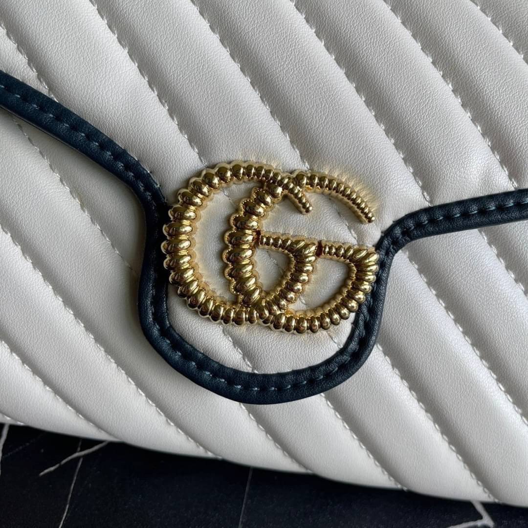 หนังแท้ GG Marmont matelassé mini bag พร้อมส่งที่ไทย GUCCI Wallet on Chain ภาพสินค้าถ่ายจากงานขายจริง รุ่นนี้หนังสวยมากค่ะ ละมุนที่สุด ใส่บัตร ใส่แบงค์ได้ รับรองว่าจะเป็นกระเป๋าที่จะหยิบใช้งานได้บ่อยๆ รับประกันความสวยปังค่าาา
