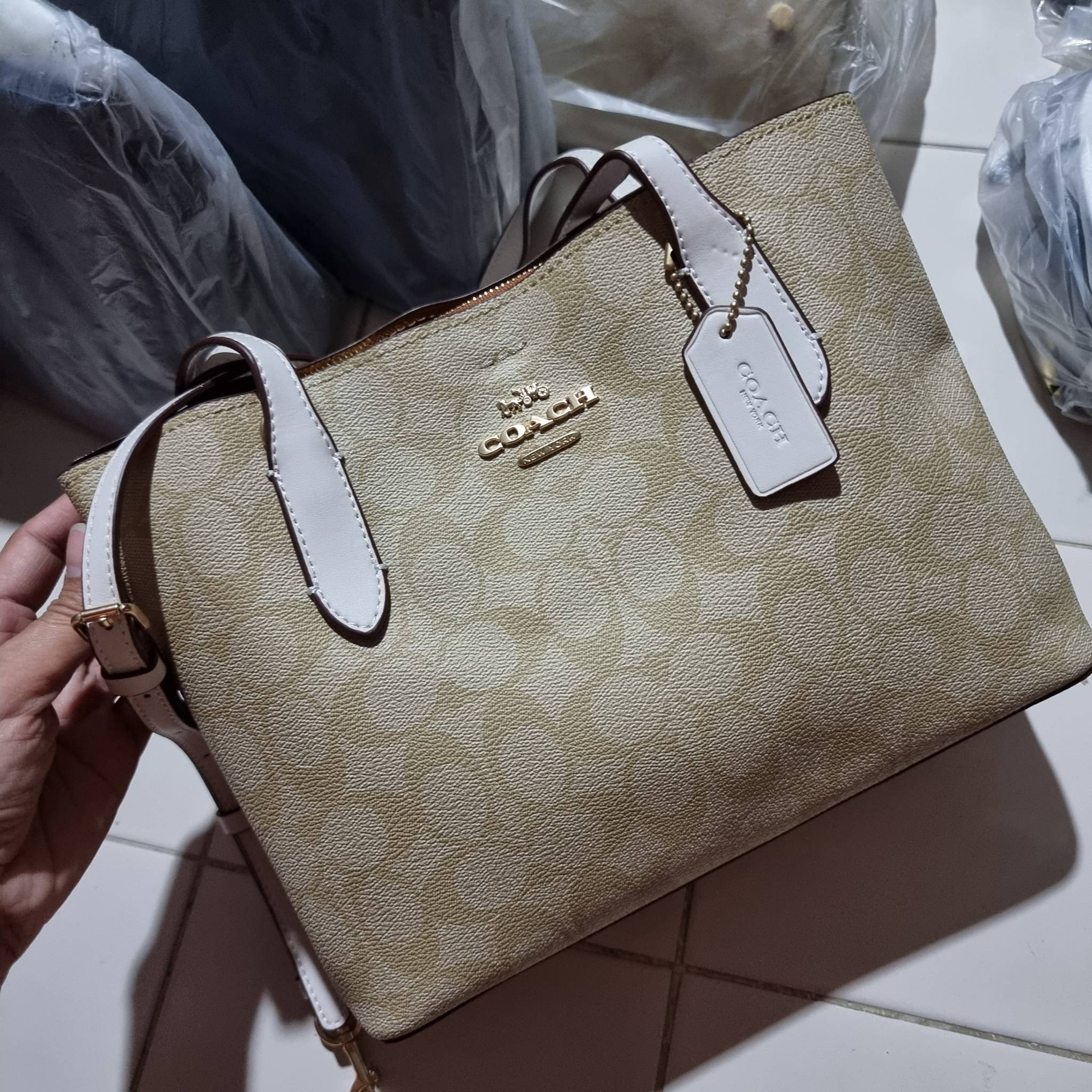 OUTLET 】COACH 73293 MINI AVENUE CARRYALL IN SIGNATURE CANVAS กระเป๋าสะพายรุ่นคลาสสิค คัมแบคแล้วจ้าแม่!! ไซส์กำลังสวย วัสดุหนังแคนวาสคุณภาพดี ด้านข้างเก็บทรงได้ เปิด-ปิดด้วยกระดุมแม่เหล็ก ใช้งานง่าย มีช่องซิป ใบนี้เห็นเล็กๆ แต่จุได้เยอะพอสมควรเลยน้า ɣ