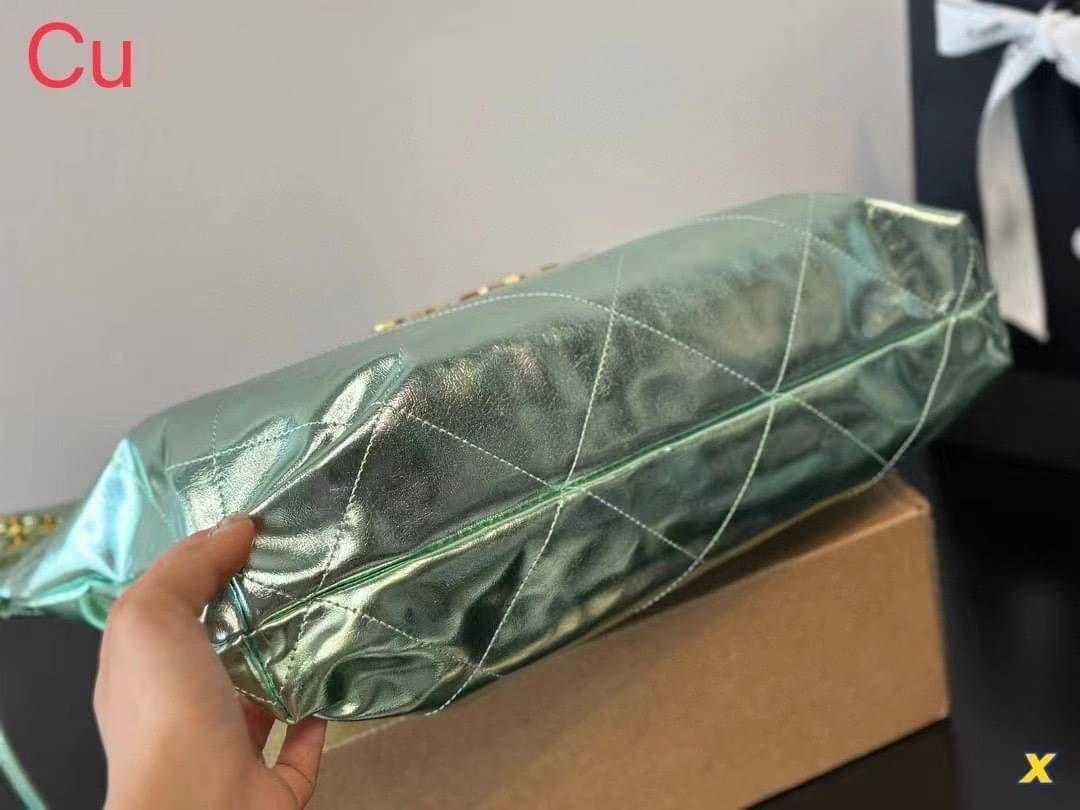 Chanel ss22 Logo CC shopping tote bag Metallics Color คอลสีใหม่เงางาม เข้าแล้วปังๆ หรูหรา สวยเลิศไปเลยค่า กระเป๋าทรงโท้ทที่มาแรงที่สุดในตอนนี้ก็คือรุ่นนี้เลย ใช้งานง่ายรุ่นนี้สามารถใช้ได้ทั้งผู้หญิงและผู้ชายน้า