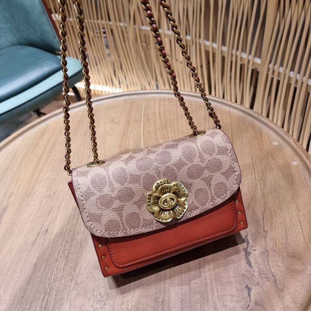 COACH 30592 PARKER 18 IN SIGNATURE CANVAS WITH RIVETS ไอเท็มยอดฮิต รุ่นหายาก!! sold out ไปหลายรอบ ก็ยังมีคนรอ!! กระเป๋าสะพายข้าง ไซส์กะทัดรัด พกพาง่าย ดีไซน์สวยด้วยการตอกหมุดเพิ่มดีเทล โดดเด่นด้วยตัวล็อครูปดอกไม้ วัสดุหนังแคนวาสเคลือบลายสลับหนังแท้ ภายในเ