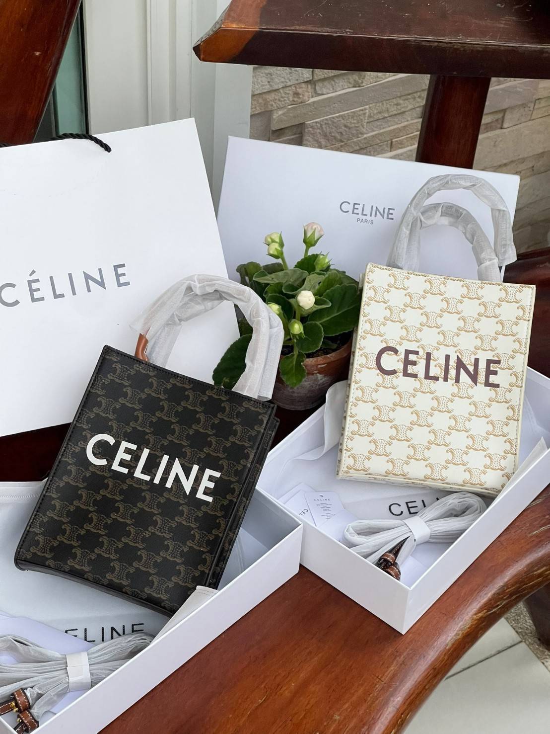 CELINE MINI VERTICAL CABAS IN TRIOMPHE CANVAS มีโลโก้ CELINE สกรีนอยู่ตรงกลาง ถือเป็นกระเป๋า Tote ที่ทำจากแคนวาสที่น่าสนใจมาก ๆ อีกรุ่นหนึ่ง และเป็นรุ่นที่ได้รับคำชื่นชมจากแฟชั่นกูรูทั้งหลายอีกด้วย หากใครที่อยากเป็นเจ้าของกระเป๋า Tote จาก CELINE สักใบ รุ่