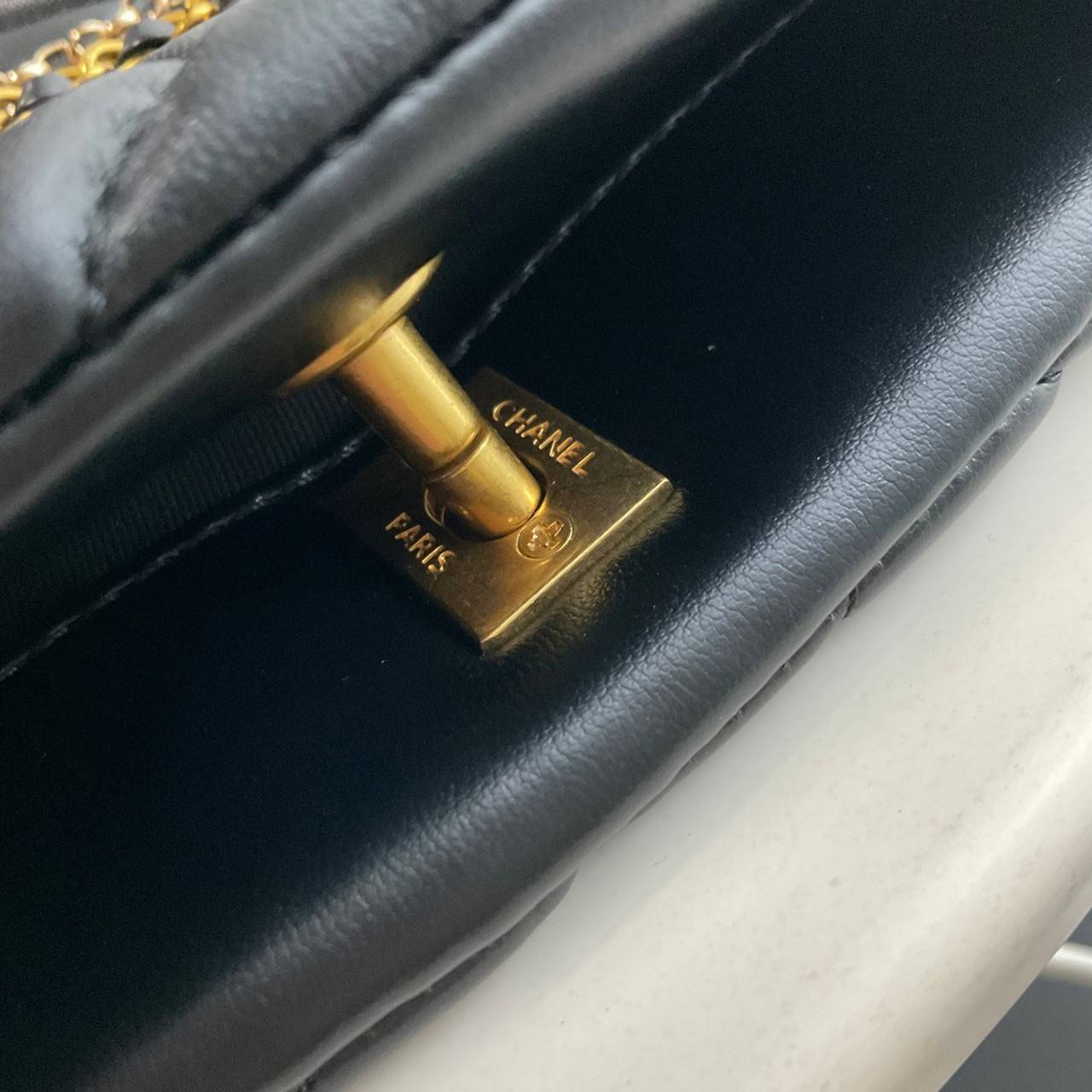 CHANEL VIP GIFT CROSSBODY CHAIN BAG กระเป๋าทรงสะพายข้าง ที่กำลังมาแรงมาในตอนนี้ ตัวกระเป๋าเป็นกระเป๋าสตางค์หนังพียูพรีเมี่ยม อะไหล่ทองทั้งใบ ด้านหน้าประดับโลโก้พร้อมมุก CC สุดหรู เปิดปิดด้วยตัวหมุนล็อค ใส่กระเป๋าสตางค์ยาวได้ รุ่นนี้พกของได้เยอะในระดับนึงเ