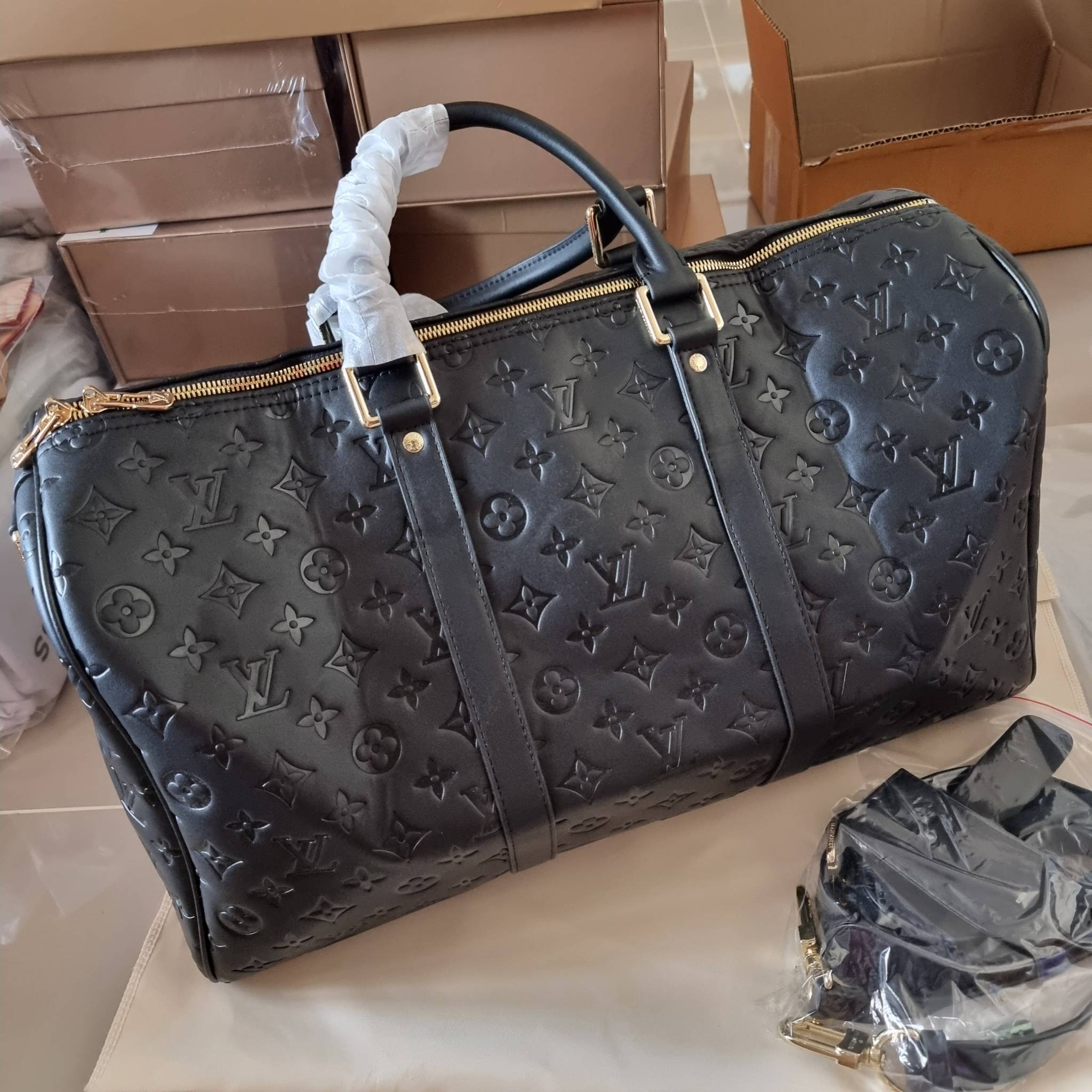 LV KEEPALL BANDOULIERE MONOGRAM LEATHER กระเป๋าเดินทางสุดคลาสสิค ทึ่ใครๆก็เฝ้ารอ ไอเท็มที่จะทำให้การเดินทางไม่ธรรมดาอีกต่อไป ด้วยดีเทลความเป็นเอกลักษณ์ เรียบแต่หรู วัสดุหนังวัวสัมผัสดี ปั๊มลวดลายโมโนแกรมรอบใบ เปิด-ปิดด้วยซิปแน่นหนา มีกุญแจล็อคได้ มีสายสะพ