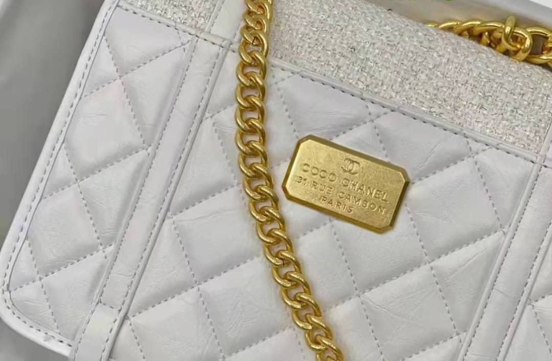 Chanel อเนกประสงค์ รุ่น Limited edition ลายตาราง ปักหมุดอะไหล่ทอง หนังแท้ น้ำหนักเบา มีช่องใส่ของจุกจิก เปิดปิดด้วยฝาปิดกระดุม มีช่องใส่บัตร ช่องซิป ช่องหลัง ใส่กระเป๋าสตางค์ใบยาว ได้ค่ะ ตัวจริงสวยมากๆถูกใจรีบจองนะคะ ใส่มือถือได้ทุกรุ่น สายสะพายโซ่+หนัง แ