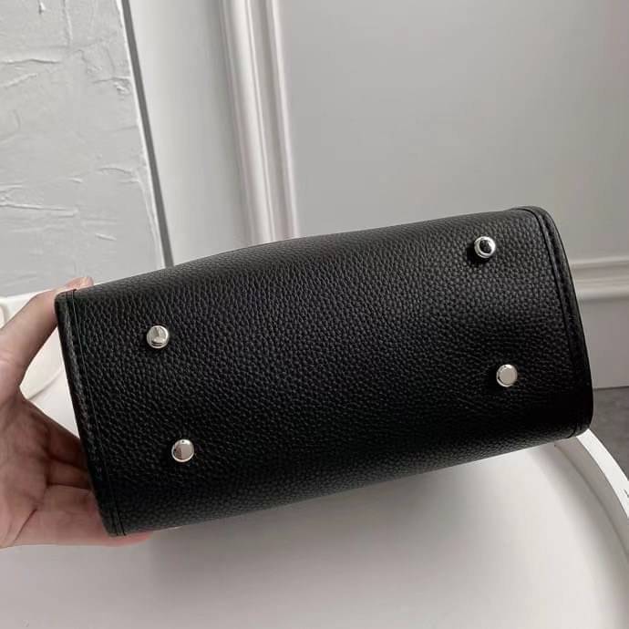 OUTLET 】COACH DEMPSEY TOTE 22 IN SIGNATURE JACQUARD WITH STRIPE AND COACH PATCH (COACH C7083) SILVER/BLACK SMOKE BLACK MULTI สีใหม่ น่าใช้อีกแล้ววว โทนดำคลาสสิกมากๆค่ะ กระเป๋าTOTE ทรงฮิตขนาดกำลังดี มีสายสะพายยาว ถอดได้ ปรับระดับได้ //ลุคไหนๆจัดว่าเกิดทุกง