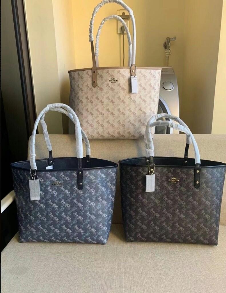 COACH 91107 REVERSIBLE CITY TOTE WITH HORSE AND CARRIAGE PRINT ใช้ได้ 2 ด้าน 🔺ทรง Tote รุ่นแนะนำค่ะ!! วัสดุ pvc อย่างดี นิ่มยวบตัวสวย ลายรถม้าทั้งใบค่ะ (ในไทยหายากค่ะลายนี้) 📌สามารถใช้ได้ทั้งด้านในและด้านนอกนะคะ สวยทั้ง2ด้านเลยทีเดียว เป็น