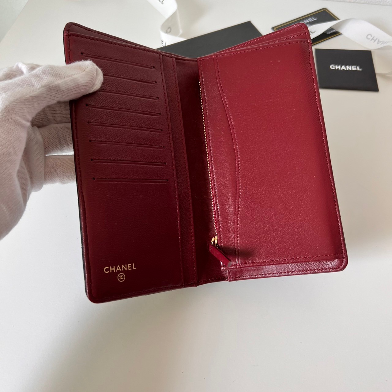 หนังแท้ CHANEL LONG WALLET รุ่นยอดนิยมไอเท็มฮิตวัสดุหนังคาเวียร์สวยคลาสสิคเปิดปิดด้วยฝาปิดกระดุมด้านหน้ามีโลโก้แบรนด์อะไหล่ทอง/เงินสวยหรู ภายในสีแดงเบอกันดี้ มีช่องซิปด้านในเรียกว่าใบเดียวจบ เป็นใบยอดนิยมของสาวๆ เลยค่าา พร้อมส่งที่ไทยไม่ต้องรอพรีฯ สาวก Ch