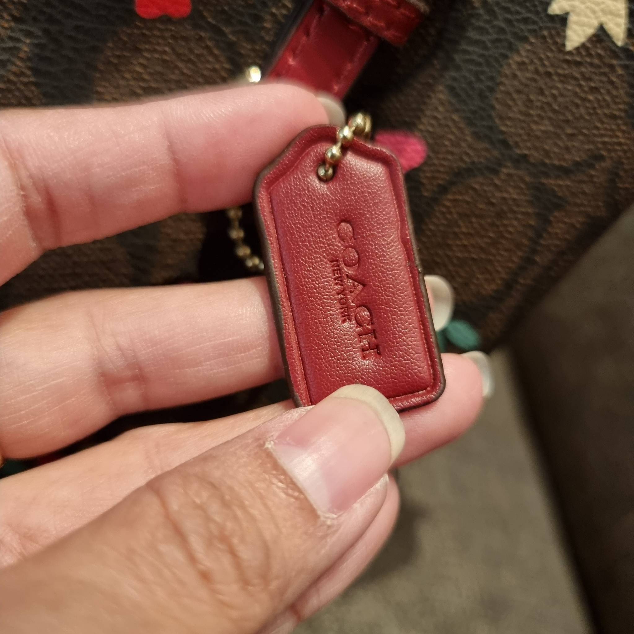 COACH C4250 MOLLIE TOTE 25 IN SIGNATUE CANVAS WITH HEART FLORAL ดีไซน์ใหม่ล่าสุด กระเป๋าโท้ทไซส์เล็กที่สาวๆต่างก็ต้องปักใจรัก รอบนี้น้องถูกเติมแต่งลวดลายดอกไม้ เพิ่มดีเทลความน่าใช้ไปอีก วัสดุหนังแคนวาส ทนทาน ภายในโล่งกว้าง มีช่องซิปกลางใส่ของได้ ขนาดกำลัง