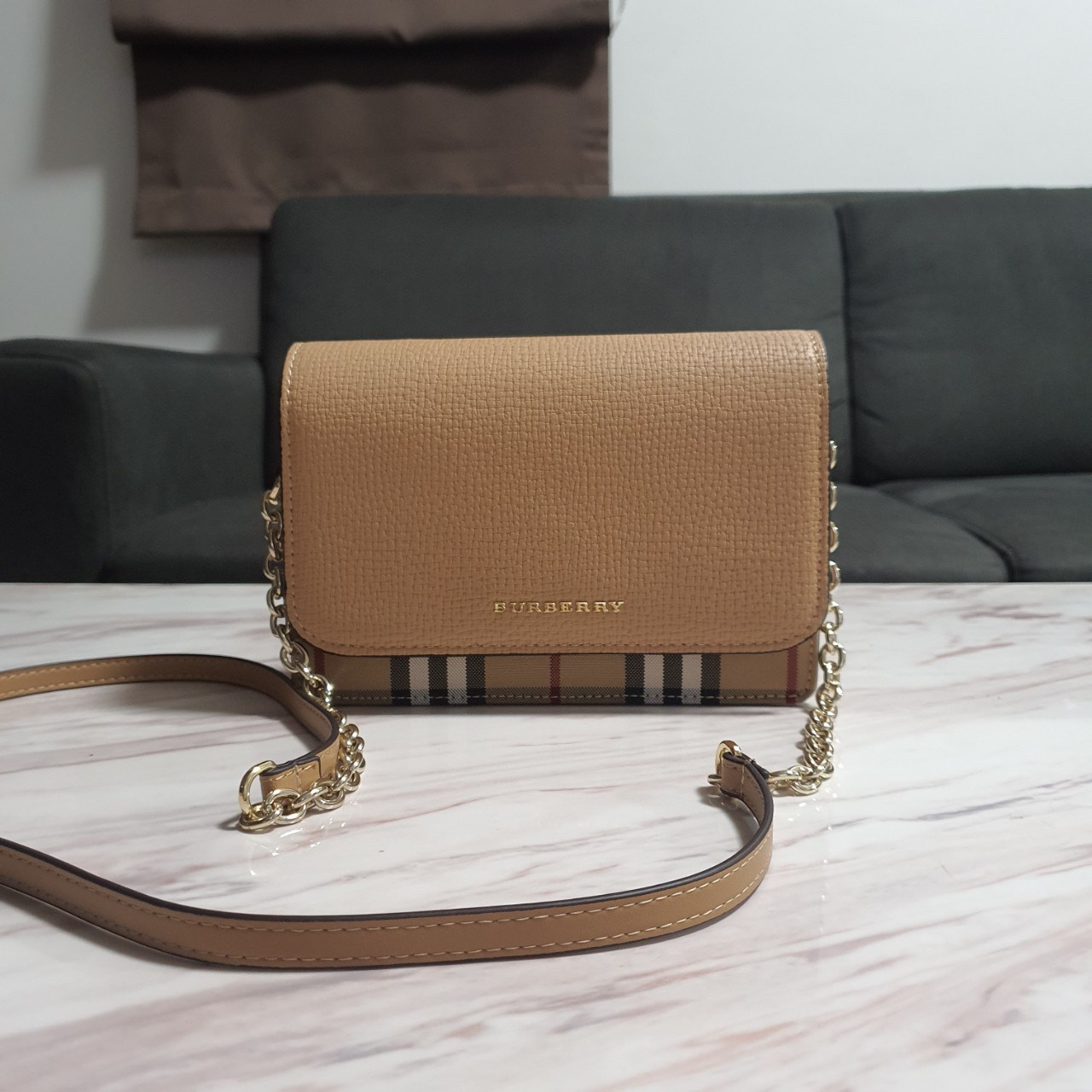 พรีเมี่ยมกิ๊ฟแท้ 100% 】BURBERRY CROSSBODY BAG กระเป๋าสะพายพรีเมี่ยมกิ๊ฟรุ่นใหม่ล่าสุด Limited จาก BURBERRY Perfume DutyFree ตัวกระเป๋าอยู่ทรงสวย วัสดุทำจากหนังสลับผ้าลายแบรนด์