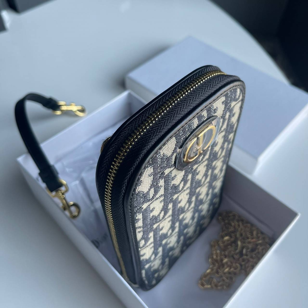 DIOR Phone Bag / DIOR 30 Montaigne Phone Holder Blue Dior Oblique Jacquard เกรดใช้งานสลับของแท้ เกรดออริจินอล กระเป๋าใส่โทรศัพท์ติดโลโก้ CD สีทองด้านหน้ากระเป๋า มีสายโซ่สีทองแบบยาวที่สามารถสะพาย crossbody ได้ และสายหนังเอามาหิ้วเก๋ๆ ก็ได้นะคะ สายทั้ง 2 สา