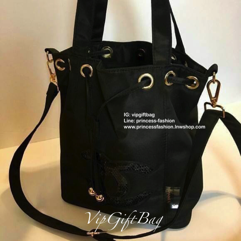 Best Seller มากี่รอบๆก็หมดค้า♡♡♡ กับกระเป๋าทรง Nylon Bucket Style จับจีบน่ารัก ของแท้จากงาน vip gift เคาเตอร์แบรนด์ chanel ตัวกระเป๋าทรงจากไนล่อน กันน้ำทั้งใบ อะไหล่ทองปั้มแบรนด์ ด้านหน้าปักเลื่อม CC สุดหรู ด้านในจุของได้เยอะ บุผ้าปั้
