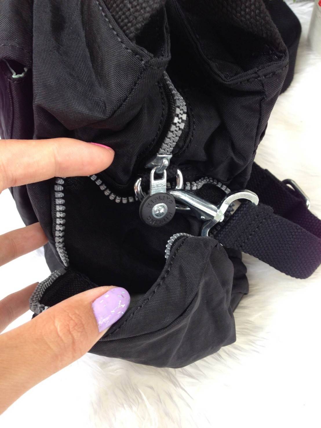 KIpling Felix Large Handbag Bag กระเป๋าถือหรือสะพายสไตล์ลำลองวัสดุ Nylon + Polyester 100% น้ำหนักเบามีหูหิ้วเเละสายสะพายยาวเลื่อนปรับระดับได้ถอดได้ เปิดปิดด้วยซิปสะดวกใช้ โลโก้เเบรนด์ มีช่องแบ่งถึง3ช่องเเยกเป็นสัดส่วน ด้านหน้าและด้านหลังมีช่องใส่ของเปิดปิ