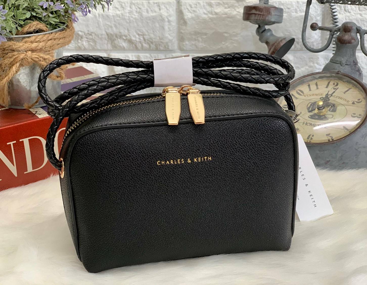 CHARLES & KEITH METAL PUSH LOCK CROSSBODY BAG รุ่นฮิตขายดีมีมาพร้อมส่งแล้วจ้า กับกระเ๋าสะพายไซส์น่ารัก วางอยู่ทรง เปิดปิดด้วย ตัวล็อกด้านหน้า ด้านในแบ่งเป็น 2 ช่องมีช่องซิปตรงกลาง จุของได้เยอะพอควรเลยค่ะ ใส่ iPhone plus ได้สบายๆ และของจุกจิกที่จำเป็น รุ่น