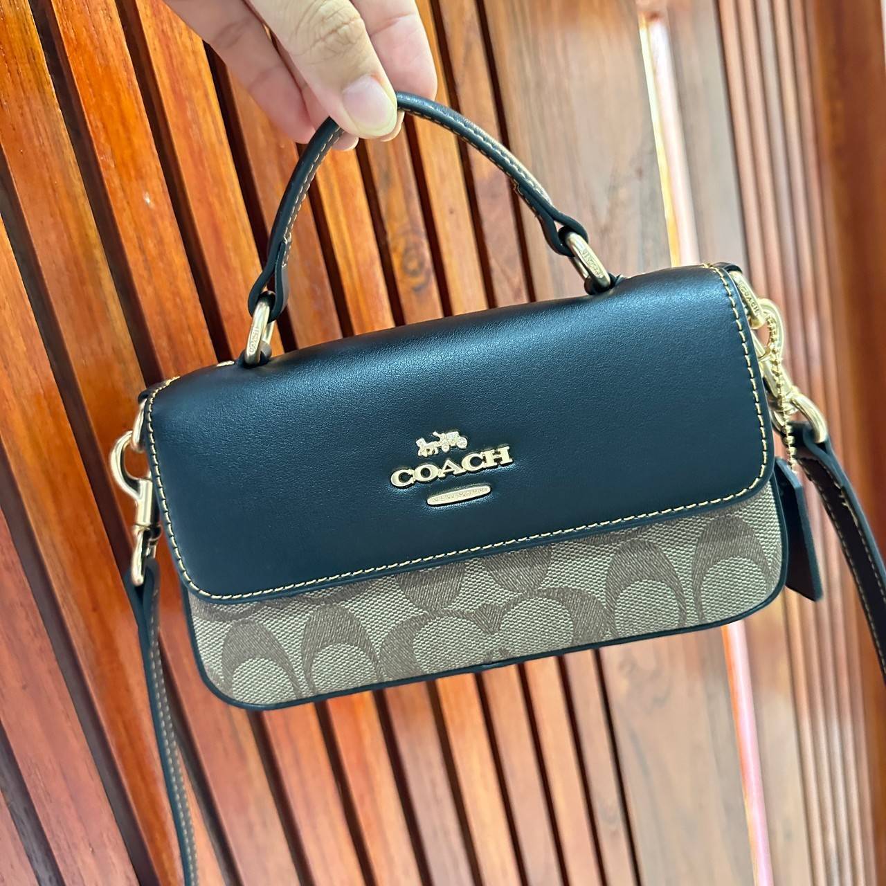 Coach Mini Josie Top Handle Crossbody In Blocked Signature Canvas (cc340) ใหม่ล่าสุด กระเป๋าสะพายหรือถือใบเล็กกระทัดรัด วัสดุหนังตัดขอบหนังแท้ ภายในช่องโล่งกว้างสามารถใส่โทรศัพท์ iPhonePro max ได้ มีช่องใส่บัตรเครดิต 2 ช่อง เปิดปิดด้วนกระดุมแป๊ก ซับในผ้า 