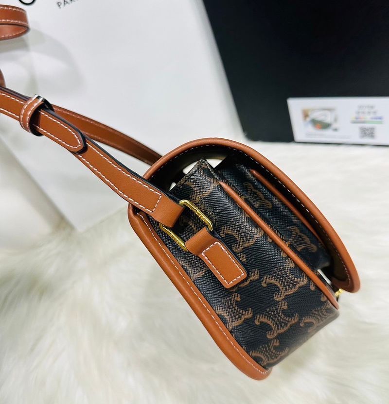 CELINE Folco bag in Triomphe canvas and Leather กระเป๋าสะพายข้าง รุ่นตามหาเข้าเพิ่มเติมสต๊อกพร้อมส่งแล้วค่าสาวๆ รุ่นยอดฮิต ขายดีไม่มีตก ทรงสวยโดดเด่นเป็นเอกลักษณ์ ดีไซน์โค้งมนสวยงาม