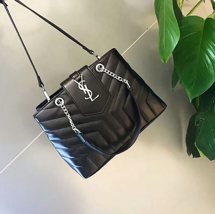 SAINT LAURENT YSL Loulou small quilted leather shoulder bag รุ่นยอดนิยม หายากที่สาวๆตามหา ใบนี้เลย!! สวยหรู ผู้ดี กระเป๋าสะพายไหล่ ดีไซน์อยู่ทรง สะพายได้ 2 แบบ สายหนังสลับโซ่ในตัว และสายยาวถอดได้ สวยคลาสสิคแฝงความหรูด้วยโลโก้สีทองอร่าม และสีเงินโดดเด่น สา