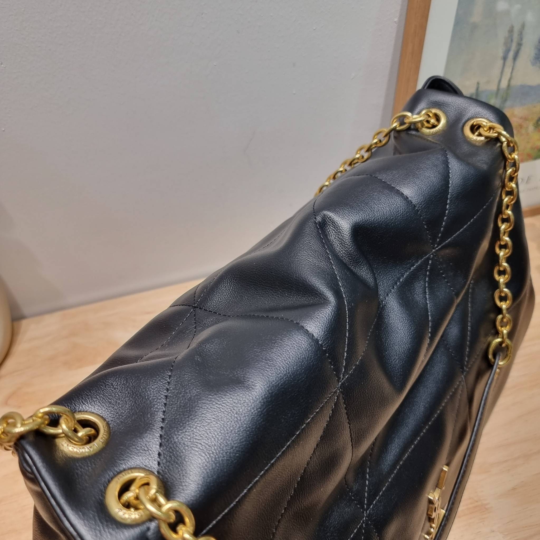 YSL jamie 4.3 in lambskin กระเป๋าสะพายใบใหญ่ เรียบหรู ดูปัง ดูแพง สีดำคลาสสิคตัดกับอะไหล่สีทองได้อย่างลงตัว ครบเครื่องตัวมัม! ดีไซน์ใหม่ 2023 สัมผัสผิวกระเป๋าดูดีมากๆ