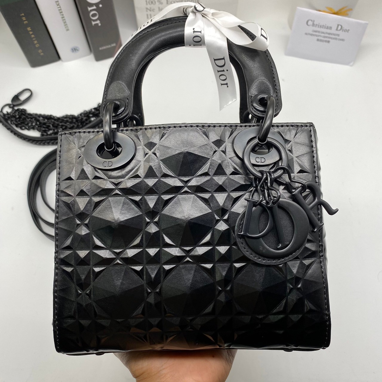 หนังแท้ DIOR LADY BAG 17cm ไซส์เล็กขนาดกำลังน่ารักเลยค่ะ งานออริหนังแท้ทั้งใบปั้มลายรุ่นใหม่ล่าสุด ความสง่างามอีกหนึ่งรุ่นของ Dior รูปทรงสีเหลียม ขนาดกระทัดรัด ตั้งอยู่ทรง ฐานกระเป๋าแข็งแรง มีหมุดรองฐาน ดีไซน์ที่มีเอกลักษณ์เฉพาะตัว ด้านหน้าตกแต่งด้วยตัวอั