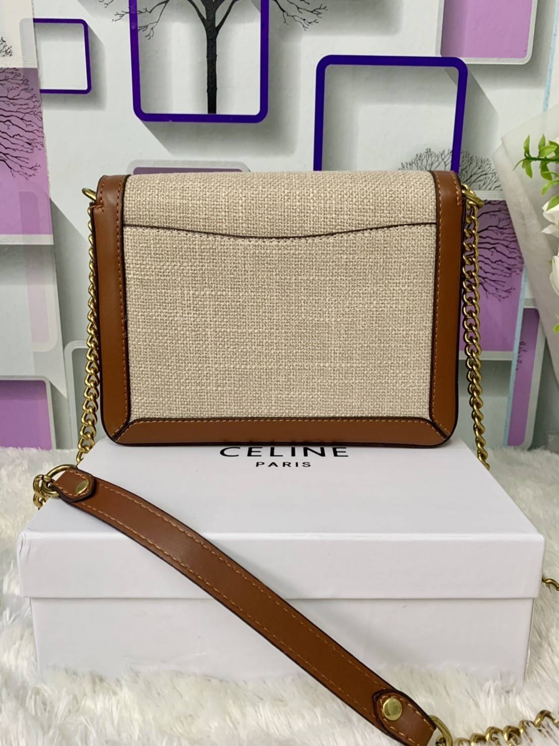 CELINE TRIOMPHE BAG VIP GIFT WITH PURCHASE (GWP) พรีเมี่ยมกิ๊ฟ Limited Edition จาก CELINE PERFUME DUTYFREE COUNTER วัสดุ Textile Canvas & CalfSkin ดีไซน์ทรงสี่เหลี่ยมผืนผ้า อะไหล่ทอง ด้านหน้าปักโลโก้แบรนด์เด่นชัด ด้านหลังมีช่องสำหรับใส่ของอีก 1 ช่อง สายสะ