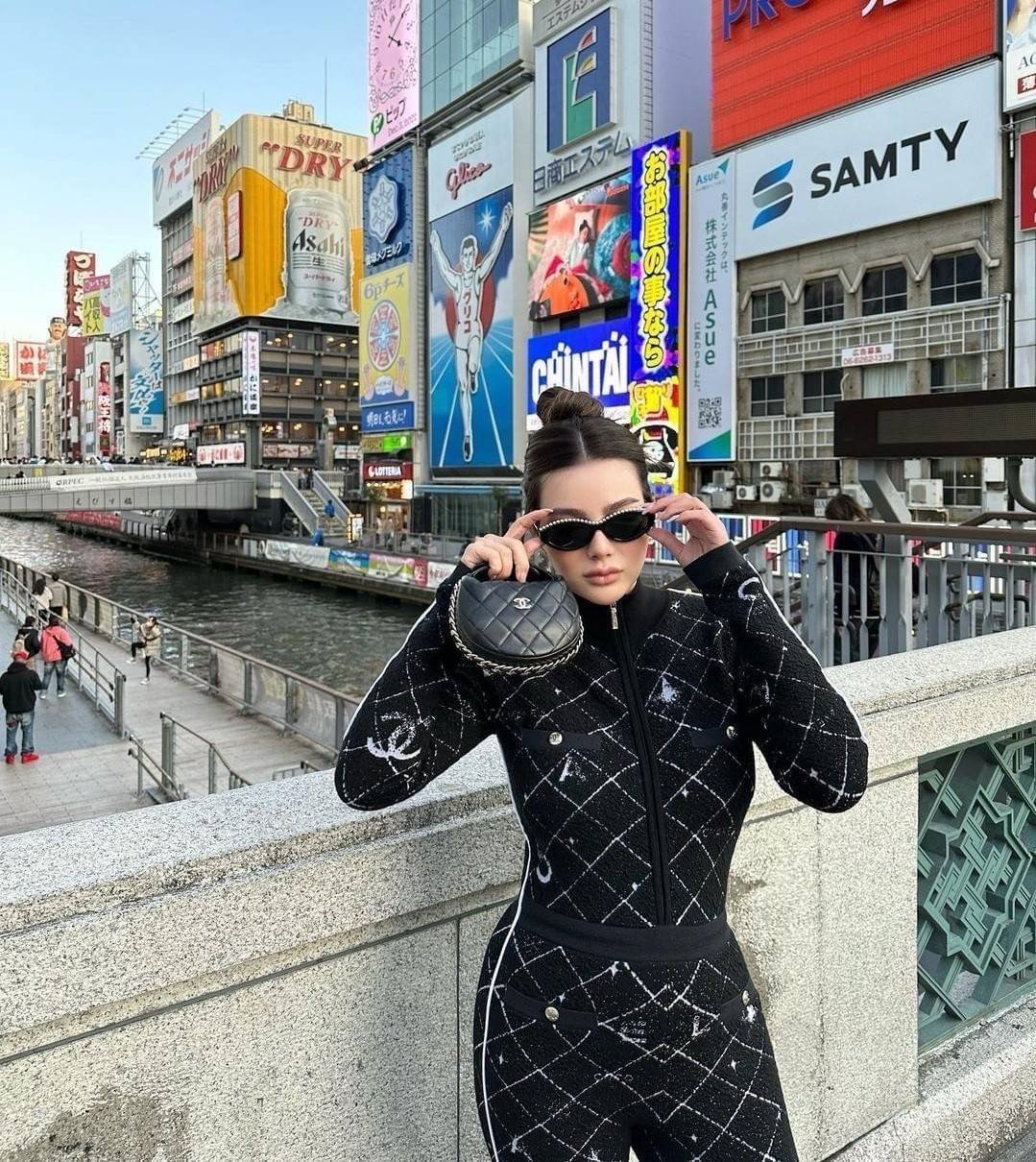 Chanel Pouch Hot item 2023 กระเป๋าสะพายกึ่งพอช ใบเล็กน่ารักน่าใช้ ถือไปไหนก็อัพลุคปัง วัสดุหนังแกะ สัมผัสนิ่มมือ หูจับในตัว ปรับได้อีกเล็กน้อย มาพร้อมสายสะพายโซ่