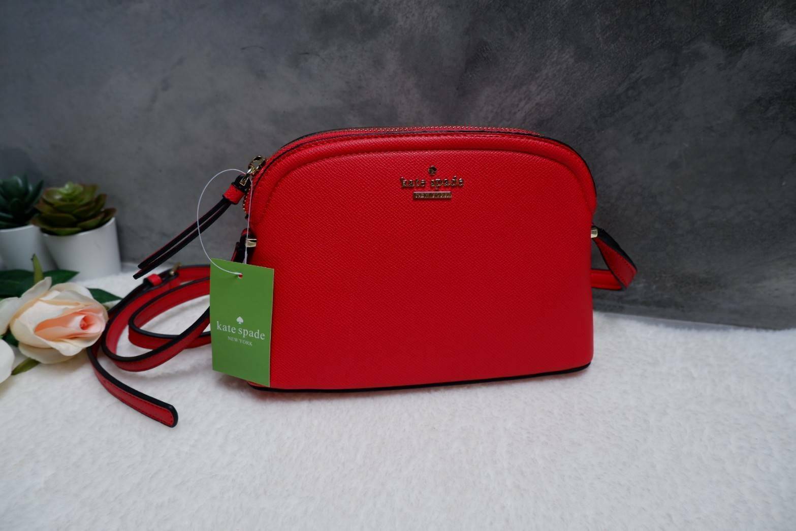 Katespade Crossbody Bag ด้านหน้าติดโลหะชื่อแบรนด์อะไหล่สีทอง เปิดปิดด้วยช่องซิป ด้านในเป็นช่องใส่สิ่งของ และมีป้ายหนังปั๊มโลโก้แบรนด์ ผ้าบุเป็นลายแบรนด์อีกด้วย รุ่นนี้มาพร้อมสายสะพายยาวปรับระดับได้ ทรงนี้สะพายกี่ทีก้อไม่มี out นะจ้ะสาวๆ