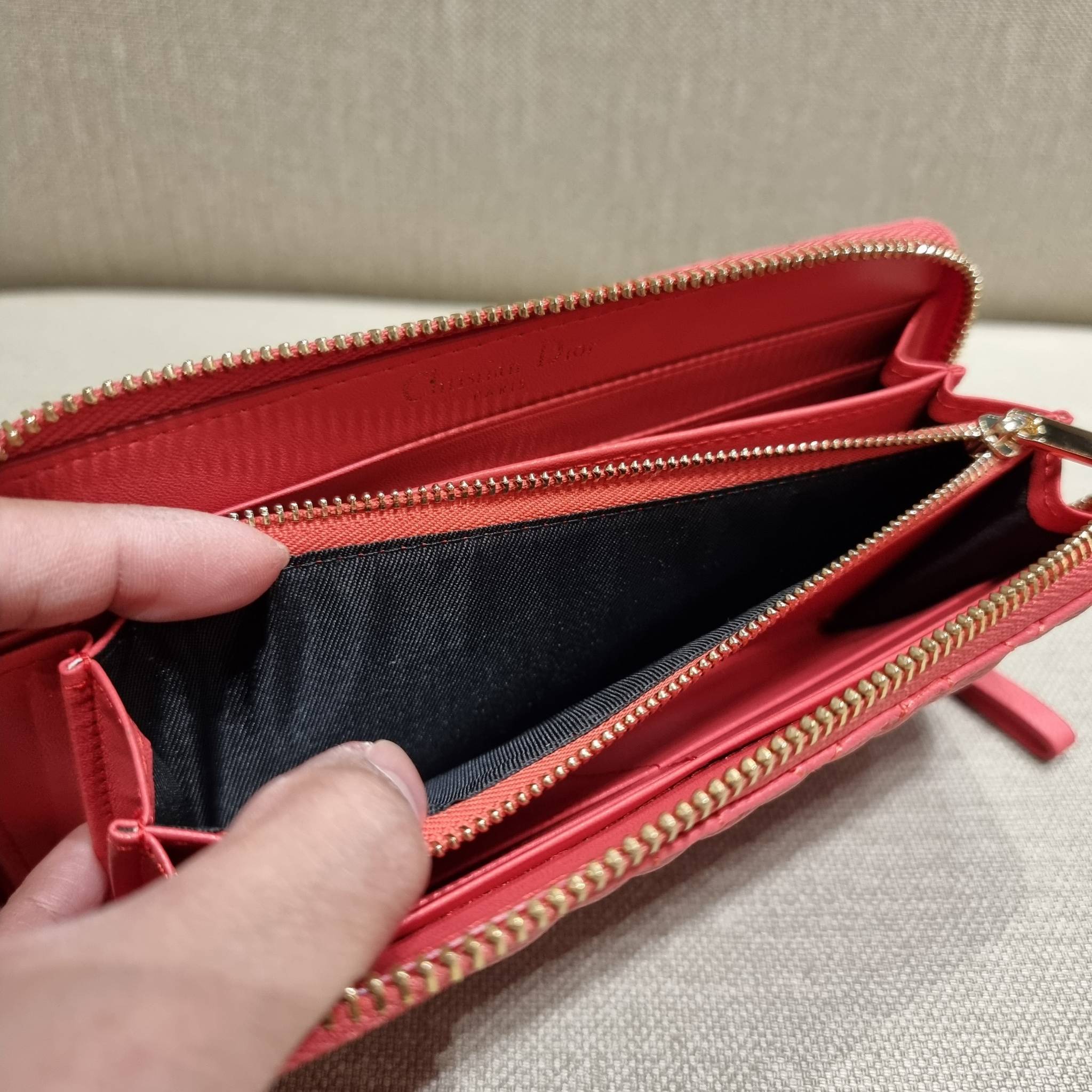 VIP 】CD LONG WALLET WITH GWP ใหม่ล่าสุด กระเป๋าสตางค์ใบยาว พิเศษจาก duty free ใบจริงสวยคม ใช้แล้วรับทรัพย์ ขับผิว วัสดุหนังแท้เต็มใบ สัมผัสดีงาม เปิด-ปิดด้วยซิปรอบ ภายในใส่บัตรได้เยอะ ใส่ธนบัตรได้เต็มที่ มีช่องซิปใส่เหรียญได้ พร้อมส่งความสวยถึงบ้านแบบครบเ