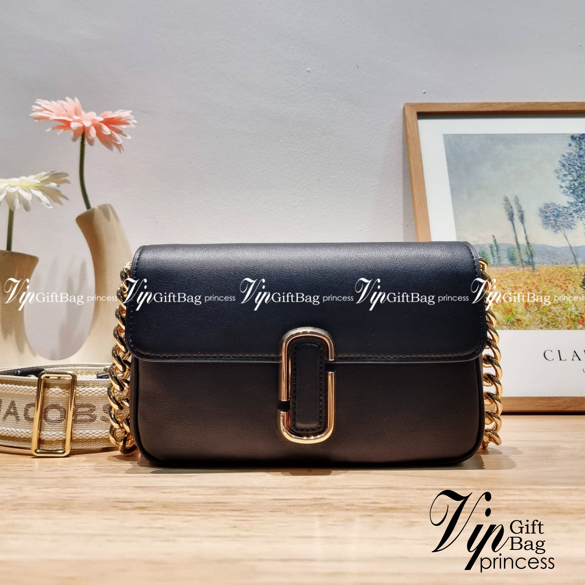 MARC JACOBS THE J MARC SHOULDER BAG คอลเลคชั่นใหม่ล่าสุด สวยฟาดกว่าใคร ใบไหนๆก็ต้องหลีก กับกระเป๋าสะพายไหล่สุดหรู รูปทรงใช้งานง่าย ดีไซน์เรียบ แต่แฝงไปด้วยความผู้ดี ดูแพง