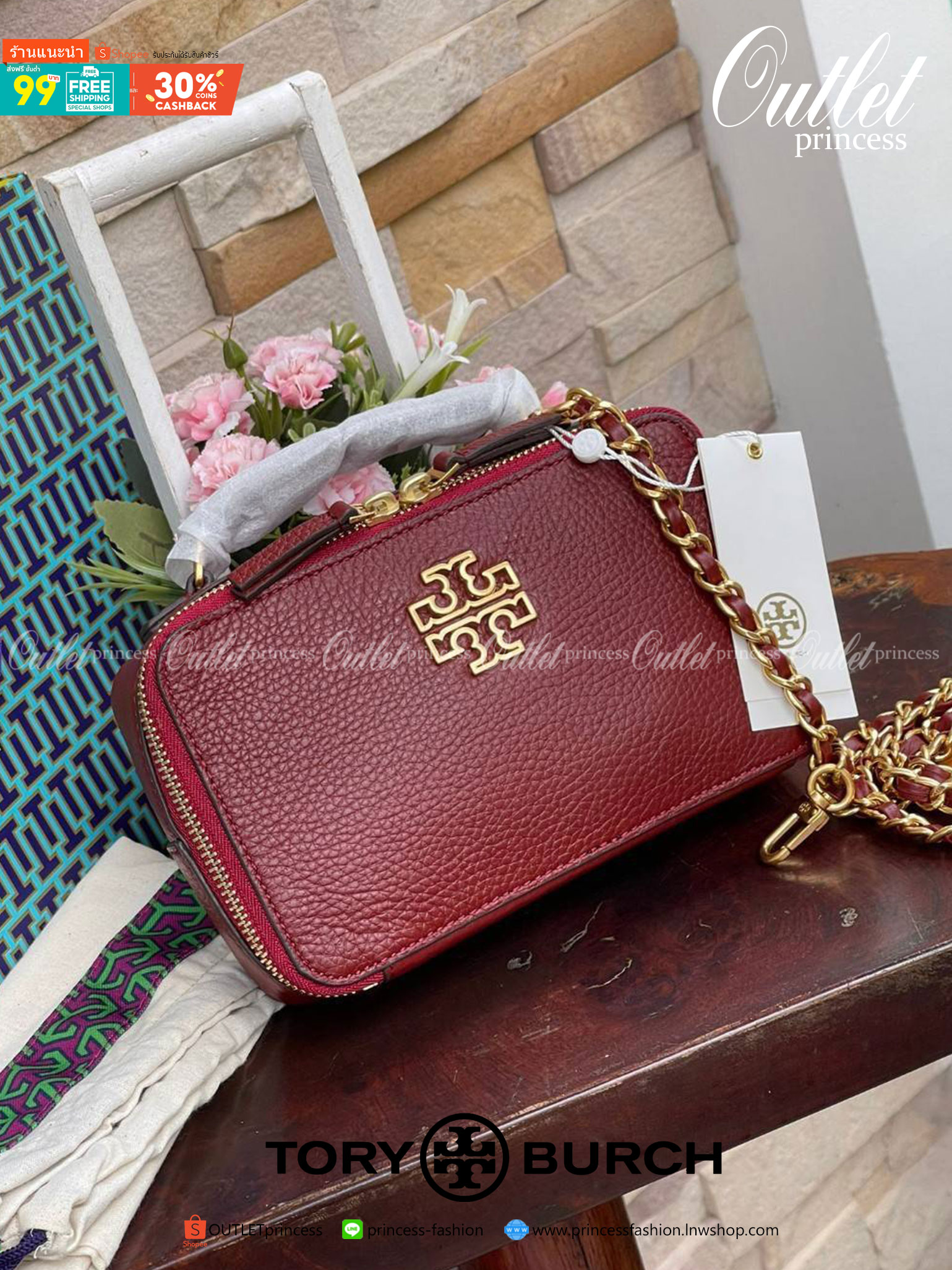 Tory burch Top Handle Case (84710) Collection ใหม่ที่เพิ่งเปิดตัวไปไม่นานจุดเด่นของรุ่นนี้คือดีไซน์ออกมาในสไตล์คลาสสิกที่มาพร้อมกับฮาร์ดแวร์ที่ทำจากวัสดุทองเหลืองและสายสะพายโซ่และหนัง ปากกระเป๋าเปิดได้กว้างแบบสองซิป รูปทรงสามารถสะพายใช้งานได้หลายโอกาส ไม่