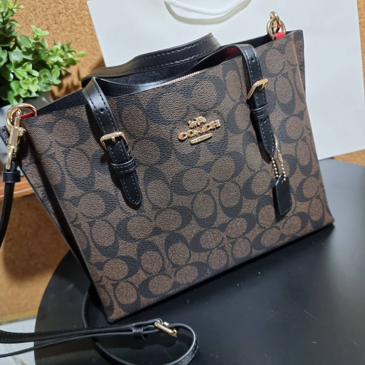 COACH C4250 MOLLIE TOTE 25 IN SIGNATURE CANVAS น้องมาแล้วจ้าาา ใหม่ล่าสุด กระเป๋าโท้ทไซส์เล็กที่สาวๆตามหา ดีไซน์คลาสสิคเหมือนเดิม เพิ่มเติมคือสะดวกขึ้นเยอะ!! ย่อส่วนมาจากใบใหญ่เป๊ะๆ น่ารักน่าใช้มากๆ วัสดุหนังแคนวาสเคลือบลาย ภายในโล่งกว้าง มีช่องซิปกลางใส่