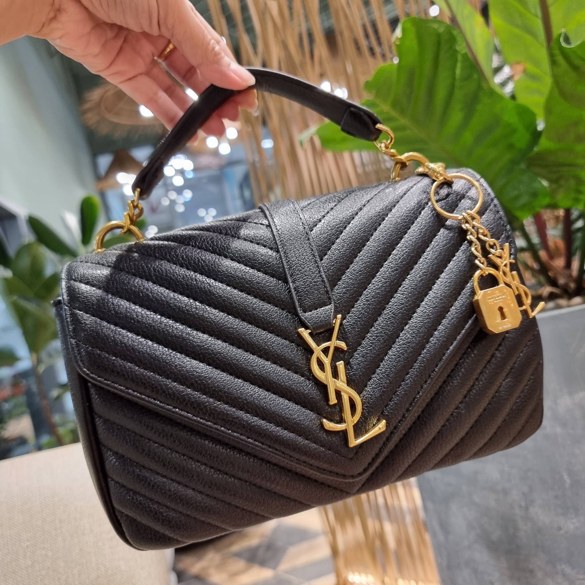 Yves Saint laurent crossbody boutique vip bag กระเป๋าสะพายไหล่ ดีไซน์ทรงสวยหรู พิเศษ แถมฟรี พวงกุญแจห้อยโลโก้ ดูแพงไปหมดจริงๆไอเท็มนี้ วัสดุหนังสังเคราะห์ลายคาร์เวีย เปิด-ปิดด้วยกระดุมแม่เหล็ก ภายในโล่งกว้าง แบ่งสัดส่วนไว้อย่างดี มาพร้อมหูจับในตัว และสายส