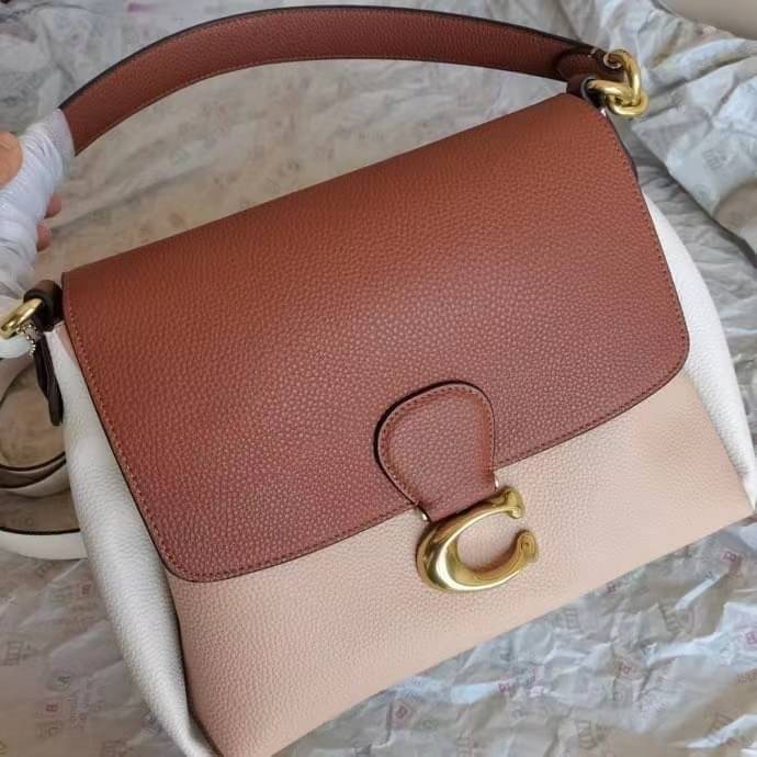 COACH Coated Canvas Signature May Shoulder Bag พร้อมส่งที่ไทย คัดงานคุณภาพ จัดเต็มมาให้ต่อนรับปีใหม่นี้ค่าา ✔️กระเป๋าหิ้ว//คล้องไหล่//สะพายข้างได้ ใบใหญ่ สุดคุ้ม! ✔️หนังแท้ชั้นดีที่สุด หนังหนานิ่ม รู้สึกได้ตอนสัมผัสค่ะ สวยมากๆ ✔️ด้านห