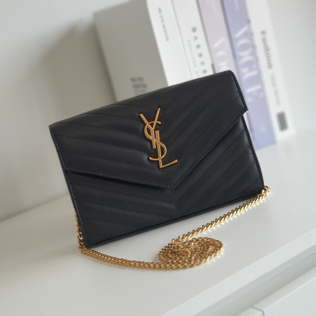 YVES SAINT LAURENT YSL BAG VIP GIFT WITH PURCHASE (GWP) พรีเมี่ยมกิ้ฟ Limited Edition จาก YSL DUTY FREE COUNTER วัสดุหนังแท้ลายคาเวียร์ ทรงหน้าจดหมายลายทาง สวยหรูมาก อะไหล่ทอง เปิดปิดด้วยกระดุมแม่เหล็ก ภายในโล่งมี2ช่องใหญ่ ช่องซิปใหญ่ มีที่ใส่บัตร12ใบ มาพ
