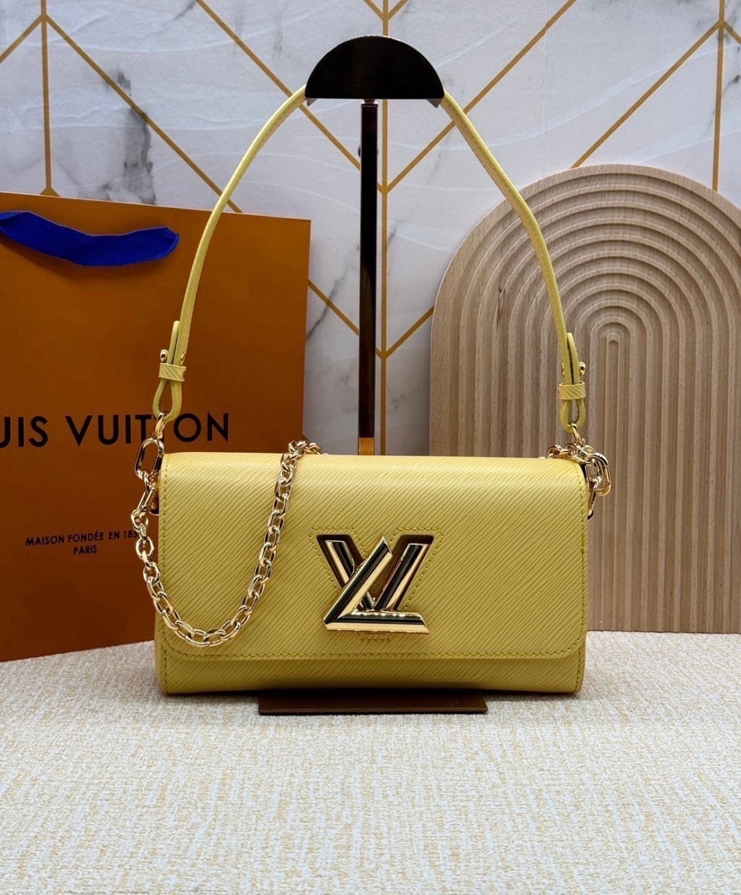 ORI หนังแท้ | LV Twist West Bag กระเป๋าสะพายหนัง Epi ลายเกรน สุดคลาสสิกมาดีไซน์ใหม่ในรูปทรงยาวเผยลุคมีระดับเหนือกาลเวลา ความหรูหราเข้ากับสตรีตสไตล์