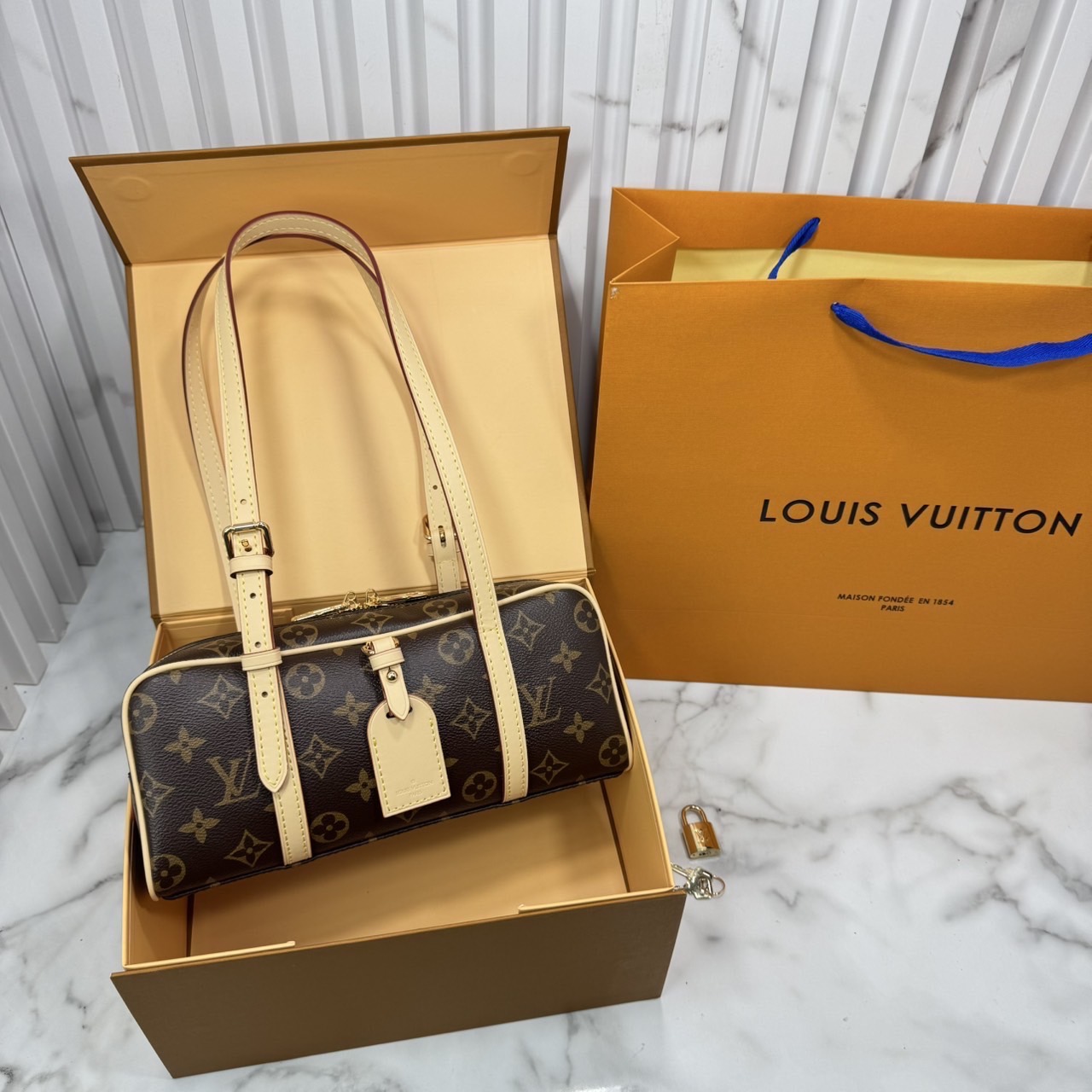 ORI หนังแท้ | LV Hang On bag กระเป๋าสะพายดีไซน์วินเทจ ปรับดีไซน์กระเป๋าถือรุ่น Cité คลาสสิกจากยุค'80s เป็นทรงโบว์ลิ่งร่วมสมัย