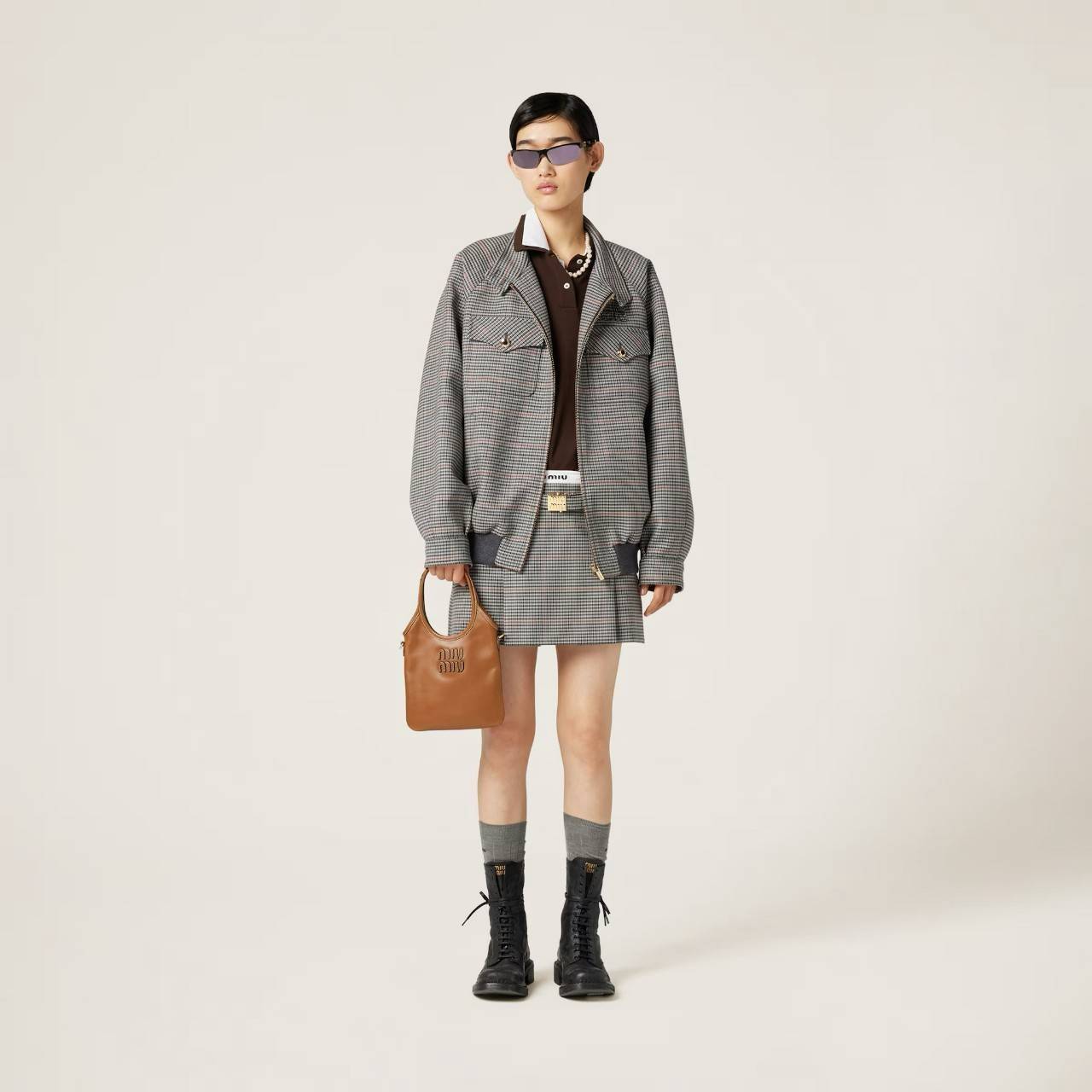 MIU MIU IVY leather handbag / Miu Miu ivy mini tote กระเป๋าสไตล์คลาสสิก มาในดีไซน์เรียบแต่โก้ ให้ลุคที่ดูเท่มั่นใจ สามารถถือและสะพายได้ จุดเด่น ที่โลโก้หนังตัวนูน ที่เสริมให้กระเป๋าดูแฟชั่นและทันสมัย