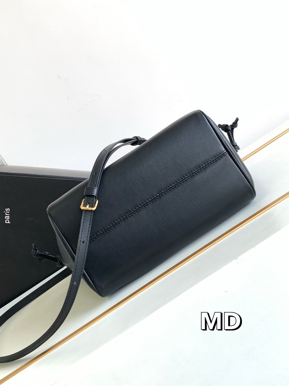 CELINE Small Cabas Drawstring Cuir Triomphe / CELINE TOTE BAG กระเป๋าทรงโท้ทน่ารักน่าใช้ ตัวกระเป๋าหนังนุ่มมาก ปากกระเป๋าเป็นหูรูดดึงปรับทรงได้สองแบบสองสไตล์