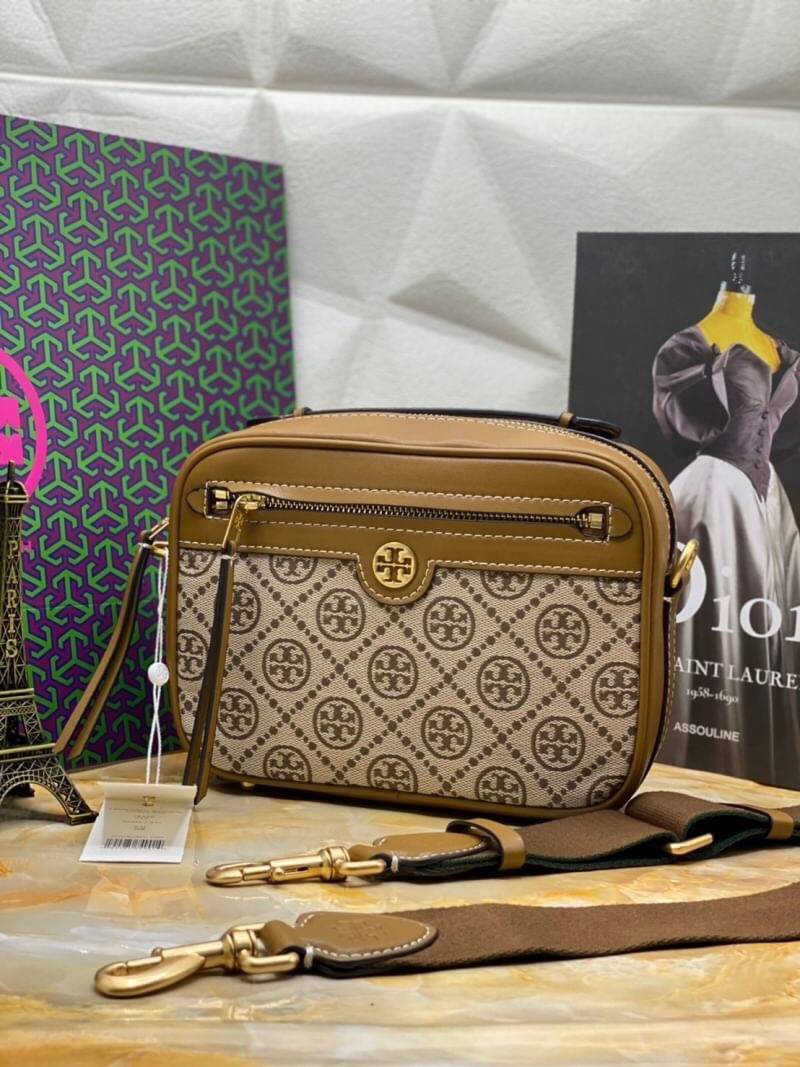 TORY BURCH T MONOGRAM JACQUARD CAMERA BAG ใหม่ล่าสุด ยังไม่เข้าช็อปไทยน้า จัดมาให้สวยเลิศก่อนใคร!! สี hazel ใหม่ หรู ผู้ดีมากๆ กระเป๋าสะพายข้างทรงกล่อง ใช้งานง่าย วัสดุ jacquard woven สลับหนังแท้ มีซิปเปิดปิดด้านหน้า และช่องหลัก ดีไซน์ออกมาให้ดูคลาสสิควิน
