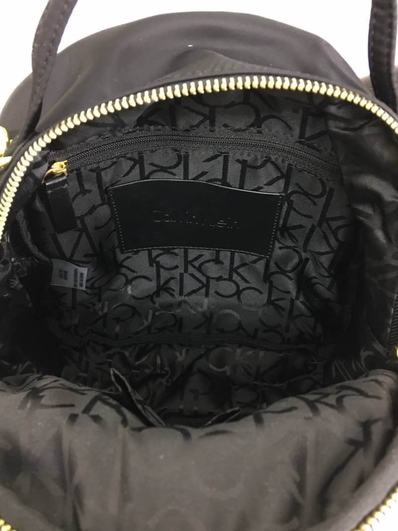 ใหม่ล่าสุด กระเป๋าเป้!!! ทรงน่ารักมากๆ จากแบรนด์ Calvin Klein รุ่นพิเศษ ช่องซิป 2 ช่องใหญ่ + สายยาวถอดได้ ปรับสะพายได้หลายรูปแบบค่า **จุดเด่นที่ ตัวกระเป๋าทำจากผ้าไนล่อนเนื้อดี สกรีนโลโก้แบรนด์ น้ำหนักเบามาก สายกระเป๋า ถอดปรับ สะพาย หลัง สะพายข้าง ลำตัว ห