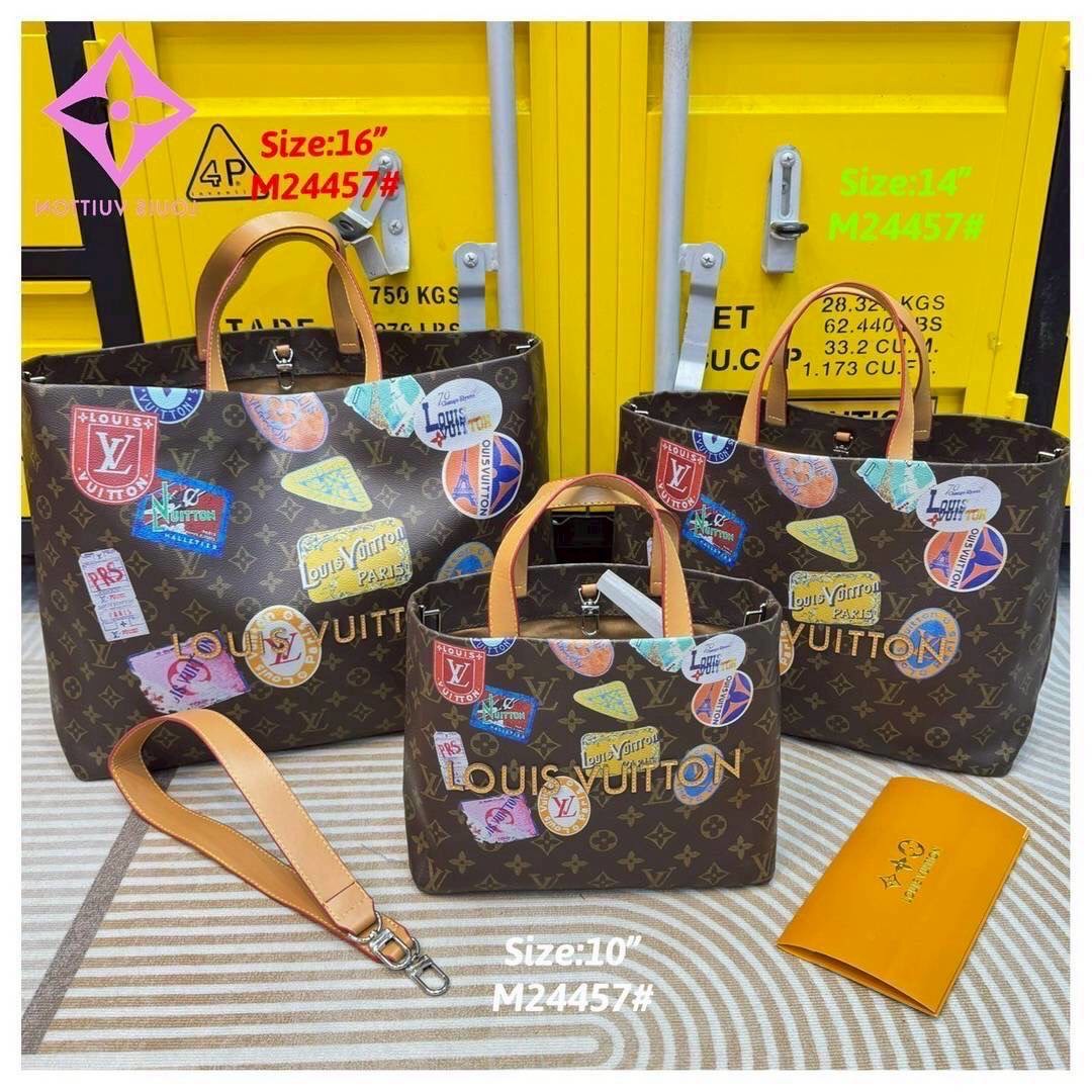 LV Flight Mode Onthego Voyage Bag / LV Tote Bag signature travel sticker print กระเป๋าทรงโท้ทใบใหญ่ รุ่นลิมิเต็ด โดดเด่นด้วยแท็กสติกเกอร์พิมพ์ลายท่องเที่ยว ให้ความวินเทจแต่ยังคงความหรูหราในตัว สวยหรูลงตัว ภายในโล่งกว้าง จุของได้อย่างจุใจ