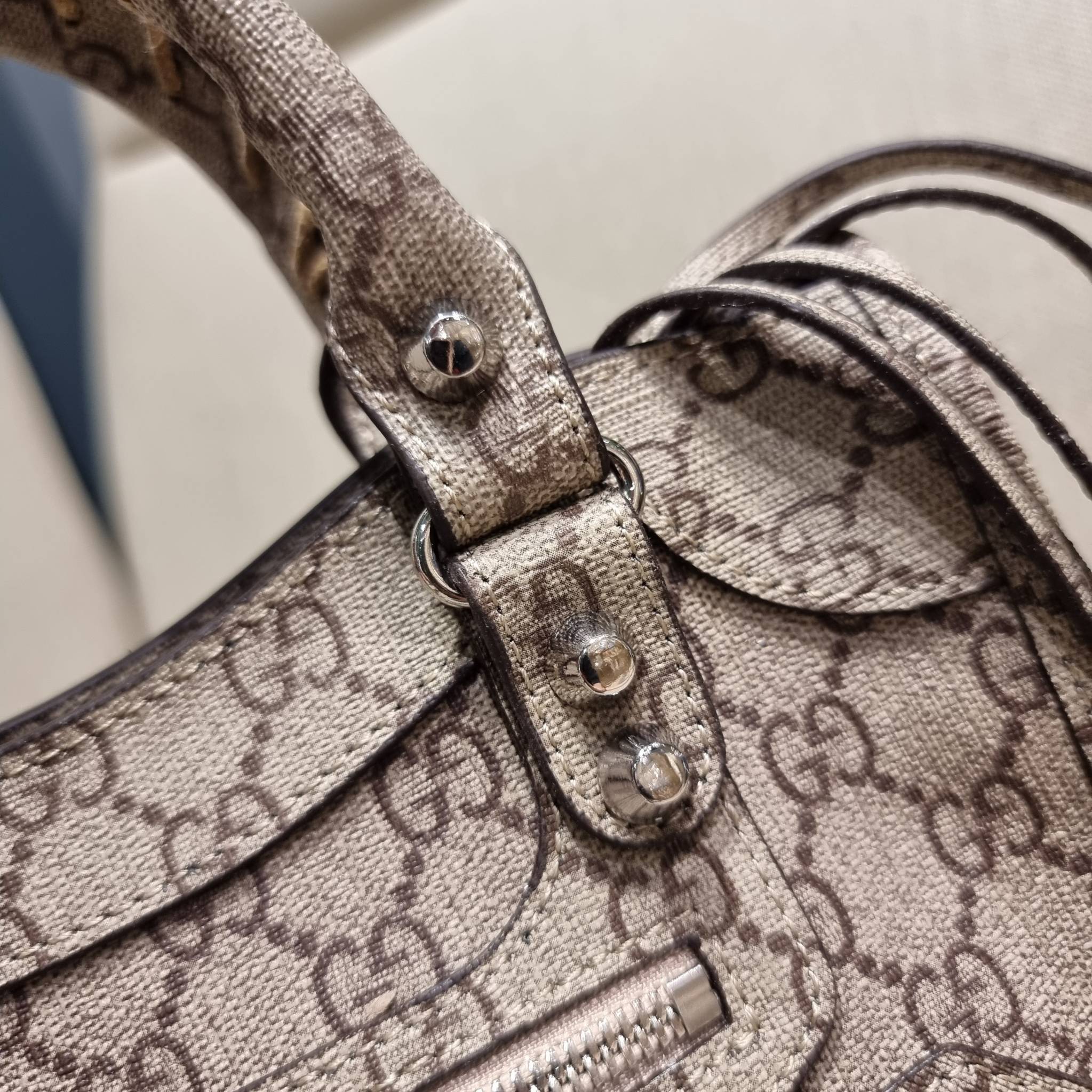 ไซส์ใหม่ กับรุ่นคอลแลบอีกหนึ่ง ที่ฮอตติดลมไม่เลิก!! Gucci×Balenciaga neo classic small bag กระเป๋าถือ/สะพายข้างที่โดดเด่นในสไตล์ที่ไม่ซ้ำ ไม่เกร่อ ดีไซน์มีกิมมิคและลูกเล่นแพรวพราว ทั้งหนังรูดซิป ทั้งหูจับ ทั้งความตกแต่ง มีดีเทลอัพราคาไปหมด วัสดุหนังแคนวาส