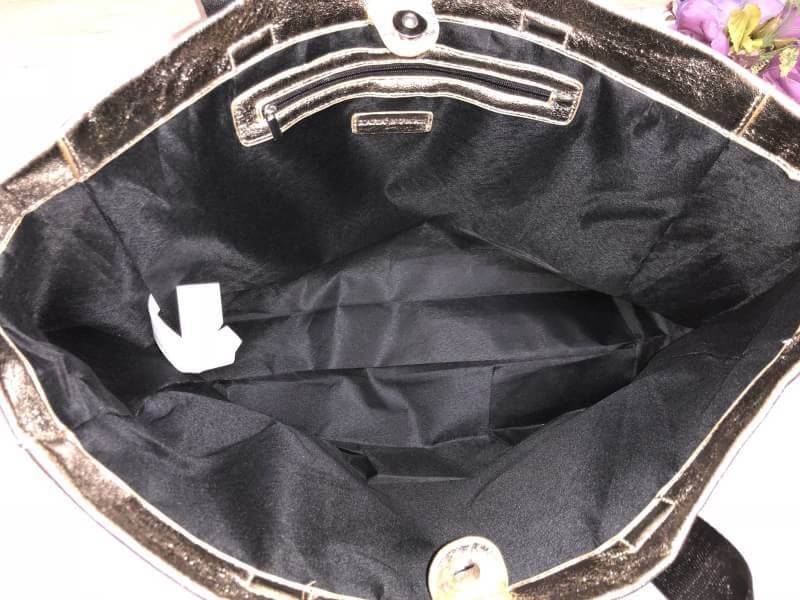 New in!!! ZARA HANDLE BAG Best seller !!! พร้อมส่งรุ่นใหม่ล่าสุดปี 2018 กระเป๋าถือหรือสะพายข้าง วัสดุหนังเมทาลิค น้ำหนักเบา ดีไซด์แบบเรียบแต่ดูเก๋ค่ะ รุ่นนี้โดดเด่นตรงสายของกระเป๋า สายพิมตัวอักษรสีขาว ปล่อยสายยาวลงมา รวบเป็นแบบสะพายข้างได้นะคะ เปิดปิดกระเ