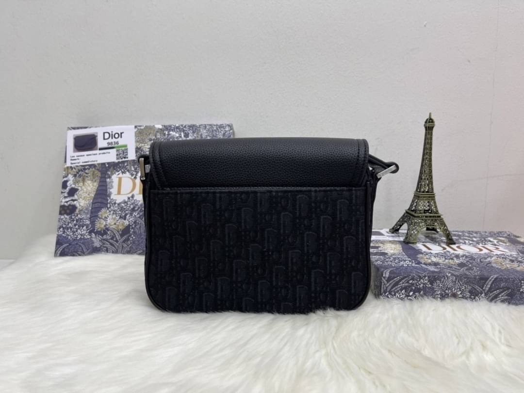 DIOR MINI SADDLE MESSENGER BAG รุ่นที่หนุ่มๆตามหา รุ่นหายาก!! ล็อทนี้ราคาดีมากค่ะ กระเป๋าสะพายลุคผู้ดี สีสวยคมคลาสสิก ดีไซน์เรียบหรู แนะนำใบนี้เป็น everyday bag รับรองตอบโจทย์ทุกลุค ทุกสไตล์แน่นอนจ้า