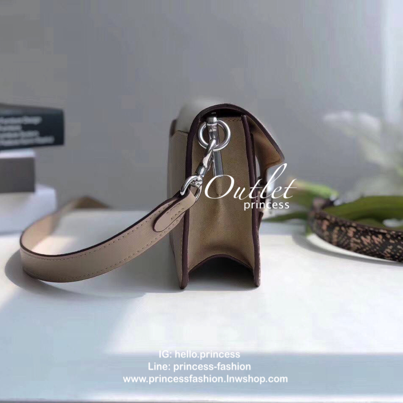 COACH TABBY SHOULDER BAG กระเป๋าถือแบบคลัท /คล้องไหล่ /สะพายข้าง วัสดุหนังแท้ เปิดปิดกระเป๋าแบบกระดุมแม่เหล็กภายในมีช่องหลักใส่ของ2ช่อง มีซิปช่องกลาง 1ช่อง พร้อมช่องเล็กใส่ของจุกจิก ซับในกำมะหยี่ อะไหลเงินคลาสสิค ด้านหน้ามีอะไหล่โลโก้ C ตัวใหญ่ สายยาว+สาย