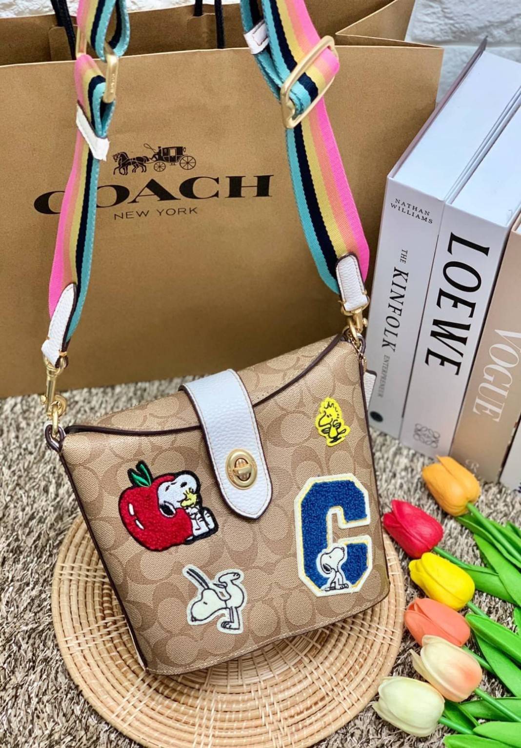 COACH C4113 - COACH X PEANUTS ADDIE CROSSBODY IN SIGNATURE CANVAS WITH VARSITY PATCHES พร้อมส่งทันที่! ลิมิเตทจาก Coach x Peanuts ที่รังสรรค์ลวดลายการ์ตูนลงบนกระเป๋าได้ซุกซนน่ารักดีมากๆค่ะ
