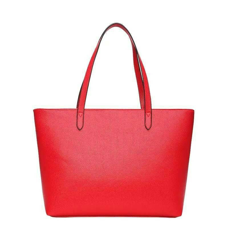 Victoria’s Secret Tote Bag 2019 กระเป๋าถือหรือสะพายลายหนังคาเวียร์ สวยด้านหน้าประดับด้วยโลโก้ ตัวกระเป๋าแต่งด้วยลายปักสวยเก๋ ปากกระเป๋าเปิดปิดด้วยซิปสะดวกใช้ ภายในมีช่องโล่งและช่องเล็กไว้แบ่งเก็บของ ใส่หนังสือ เอกสาร A4 Notebook ipad กระเป๋าสตางค์ ของใช้ไ