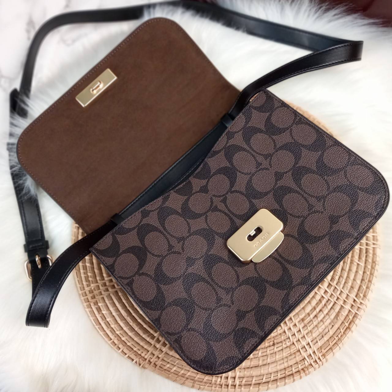 COACH BRYNN FLAP CROSSBODY IN SIGNATURE CANVAS (COACH C5633)🍁สวยหรู ทะลุ เกินเบอร์มาก//กระเป๋าสะพายข้าง หรือจะถือเป็นครัชก็เก๋แบบเลิศๆ>> มีสายยาวถอดได้ ปรับระดับได้ //วัสดุหนังแคนวาส ตกแต่งดีเทลหรูด้วยหนังแท้ และอะไหล่สีทอง งานสวย คมกริบ //เ