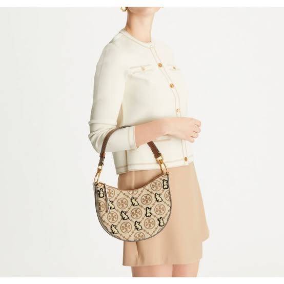 TORY BURCH Mini T Monogram Embroidered Rabbit Crescent Bag 🐇 คอลเลคชั่นกระต่ายสุดร้อนแรงแห่งปี 🥕🥕 คอลเลคชั่นทีบ่งบอกสไตล์ที่ทันสมัยทรงครึ่งวงปักลายกระต่ายบนกระเป๋าสุดน่ารัก โด่ดเด่น