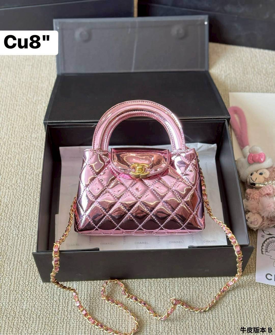 CHANEL 23K Kelly Mini Handbag Metallic Color กระเป๋าสะพายทรงสวยเรียบหรู สีใหม่เมทัลลิกเงางาม ผสมผสานดีไซน์วินเทจสง่างามทันสมัย ใช้งานได้หลากหลายโอกาส คอลเลคชั่นสุดฮอต กระเป๋าถือ/สะพายข้าง คงเอกลักษณ์ ให้ความเป็นผู้ดีในตัว สวยงาม