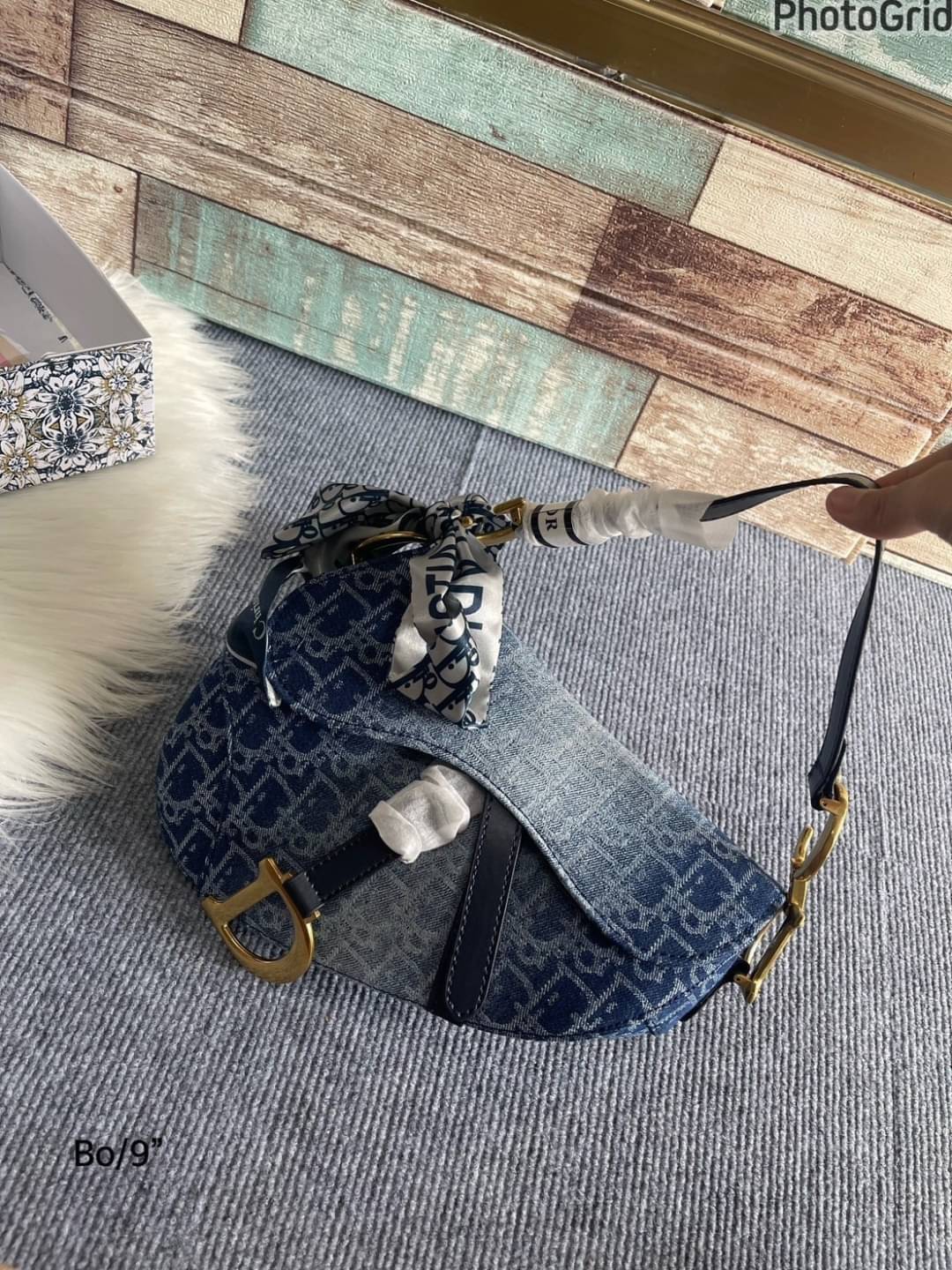 DIOR Saddle Bag Blue Denim Oblique กระเป๋าถือทรงอานม้า เอกลักษณ์ของแบรนด์หรูหรา รุ่นเดนิมฟอกอะไหล่ทองสวยงาม